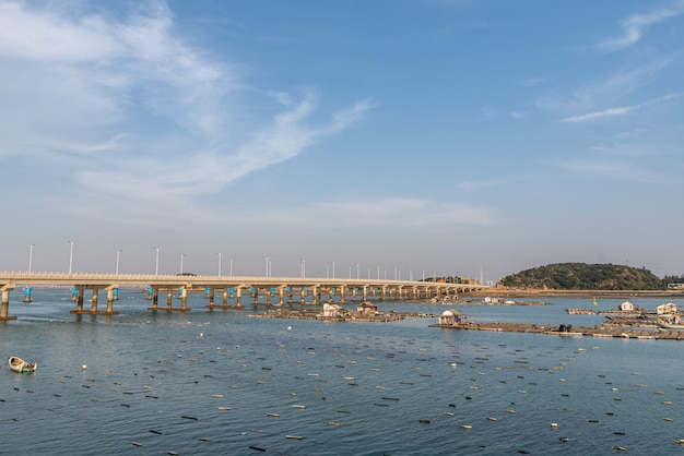 Um cais inacabado de uma ponte de travessia marítima