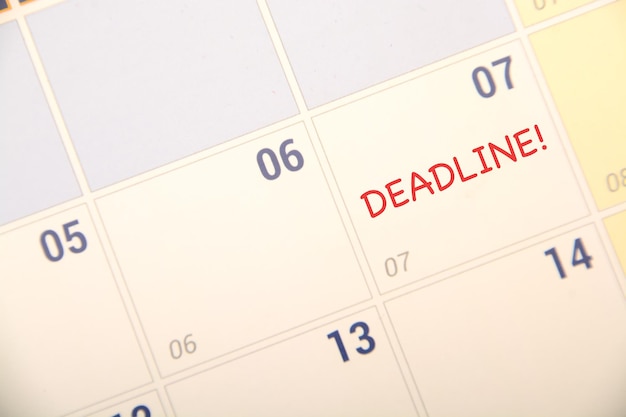 Um calendário com o texto PRAZO refere-se a uma data ou hora específica definida em um calendário pela qual o envio ou ação de pagamento de um projeto de tarefa precisa ser concluída ou realizada