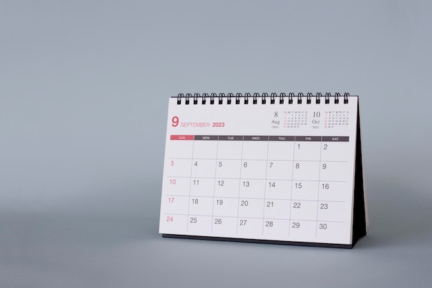 Um calendário é exibido em um fundo cinza.