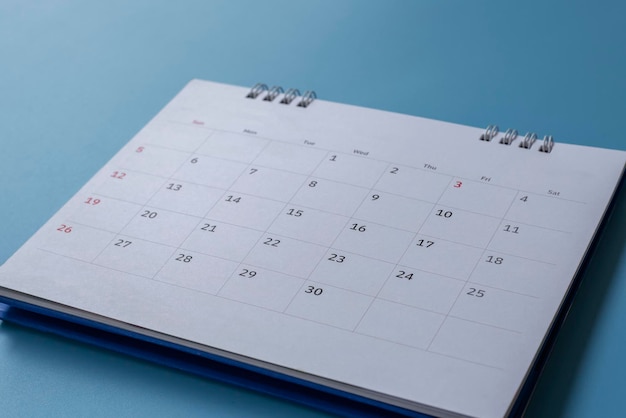 Um calendário é mostrado em uma mesa azul