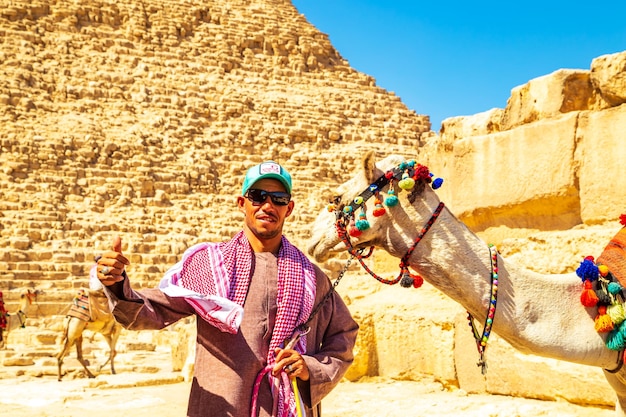 Foto um camareiro perto das grandes pirâmides do egito