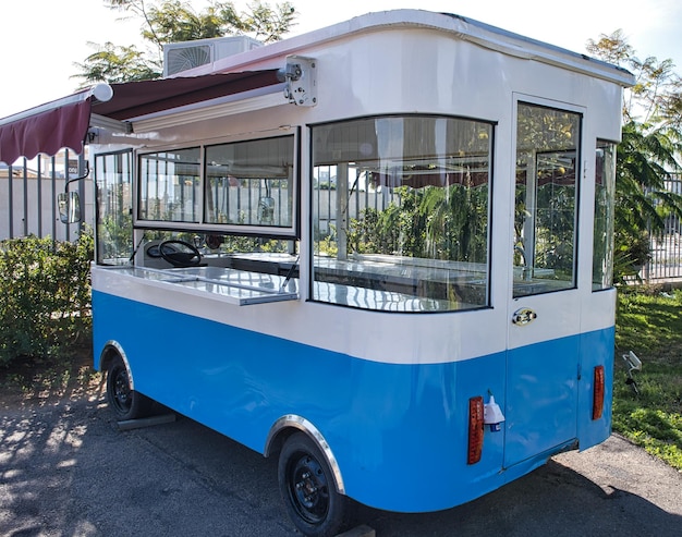 Um camião de comida azul vintage na rua.