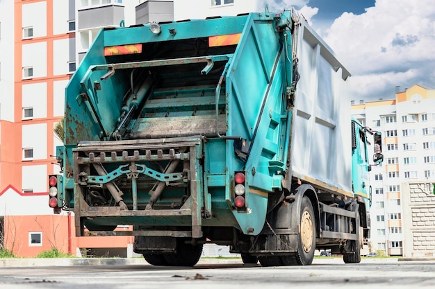 Um caminhão de lixo recolhe o lixo em uma área residencial Carregando mussar em contêineres no carro Coleta e descarte de lixo Separados Veículo de coleta de lixo