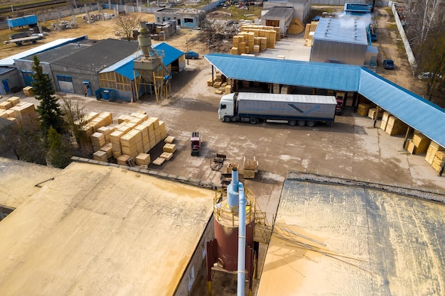 Um caminhão é carregado com produtos de madeira em uma vista superior de uma fábrica de marcenaria