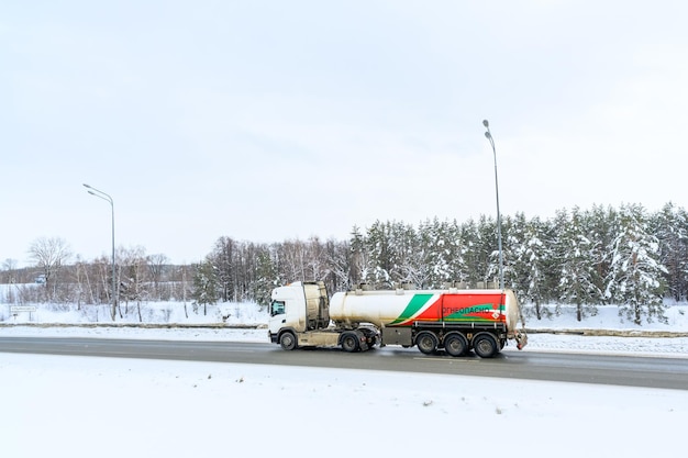 Um caminhão semirreboque trator semirreboque e semirreboque para transportar carga