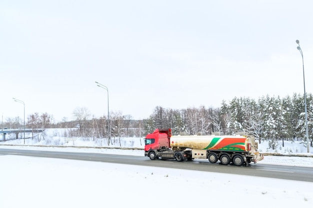 Um caminhão semirreboque trator semirreboque e semirreboque para transportar carga