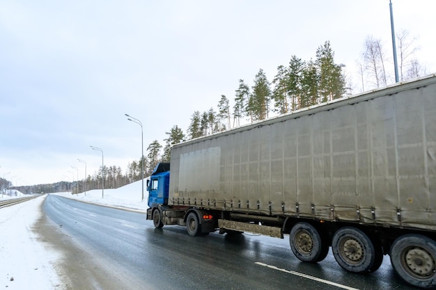Um caminhão semirreboque trator semirreboque e semirreboque para transportar carga
