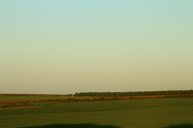 um campo com uma casa à distância