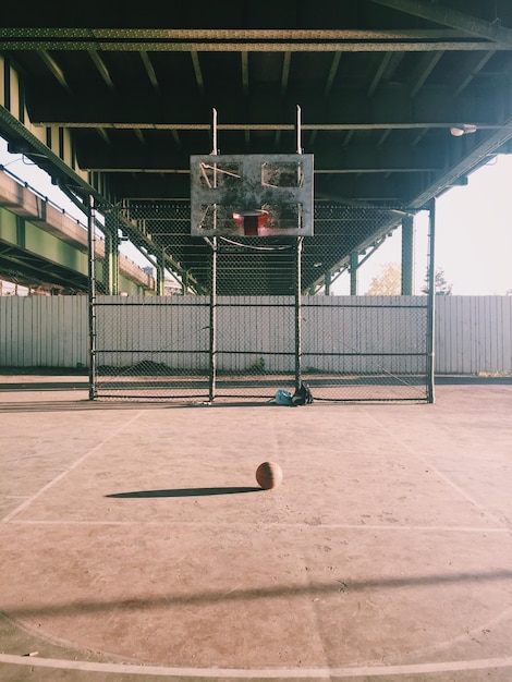 Um campo de basquetebol vazio.