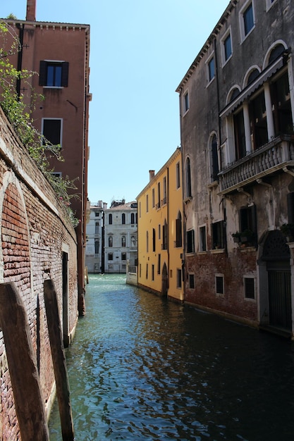 Um canal em Veneza com um edifício ao fundo