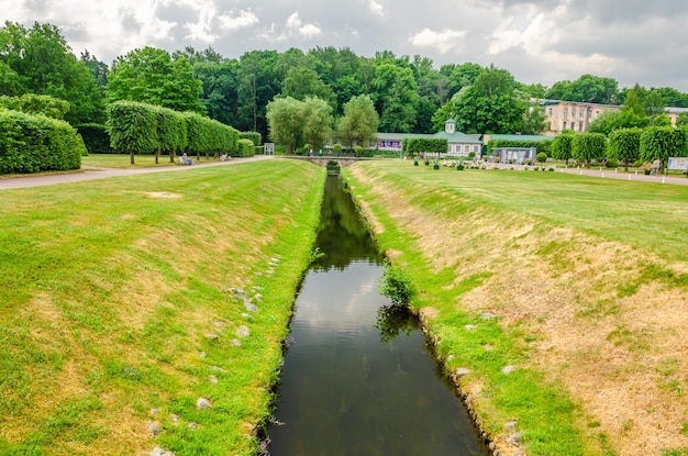 Um canal no parque do castelo de veneto