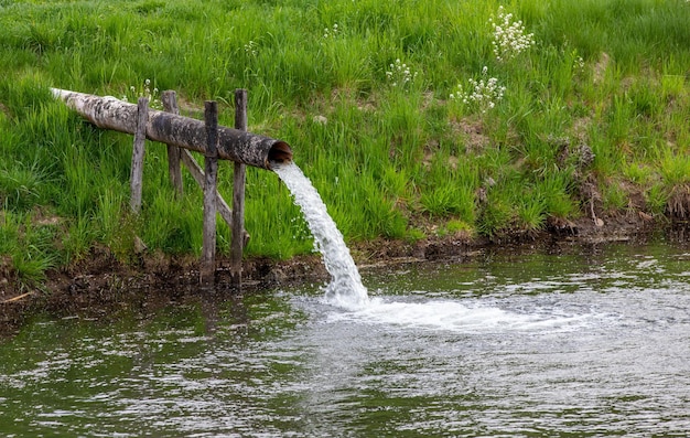 Foto um cano a partir do qual flui água