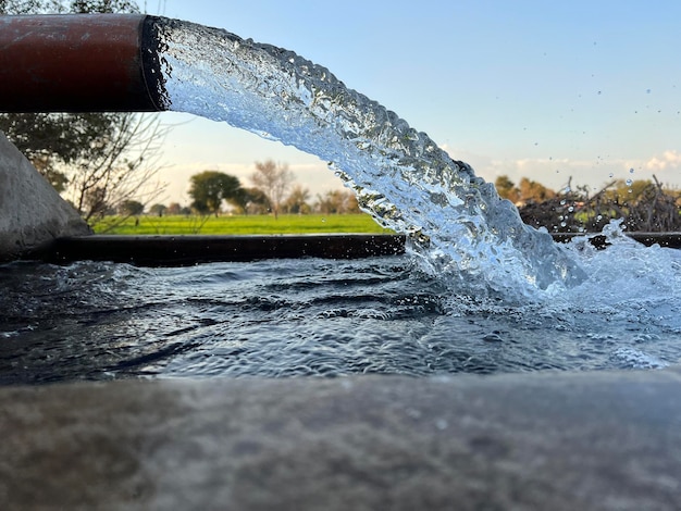 Foto um cano de água com um céu azul ao fundo