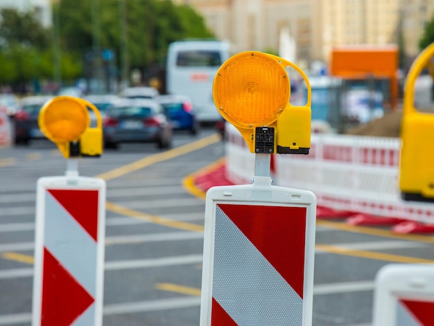 Foto um canteiro de obras obstrui o tráfego rodoviário