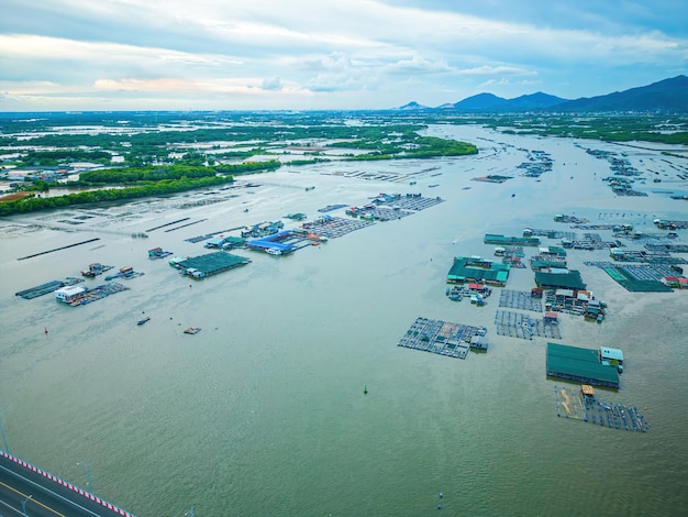 Um canto da vila de pesca flutuante da fazenda de alimentação de ostras na comuna de Long Son, província de Ba Ria Vung Tau, Vietnã Pessoas que vivem e fazem indústria de peixes de alimentação na vila flutuante