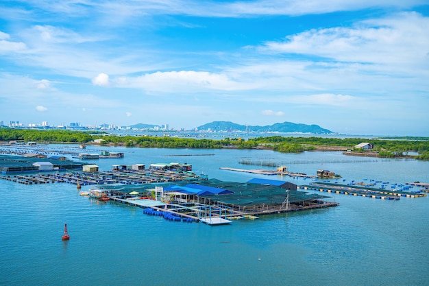 Um canto da vila de pesca flutuante da fazenda de alimentação de ostras na comuna de Long Son, província de Ba Ria Vung Tau, Vietnã Pessoas que vivem e fazem indústria de peixes de alimentação na vila flutuante