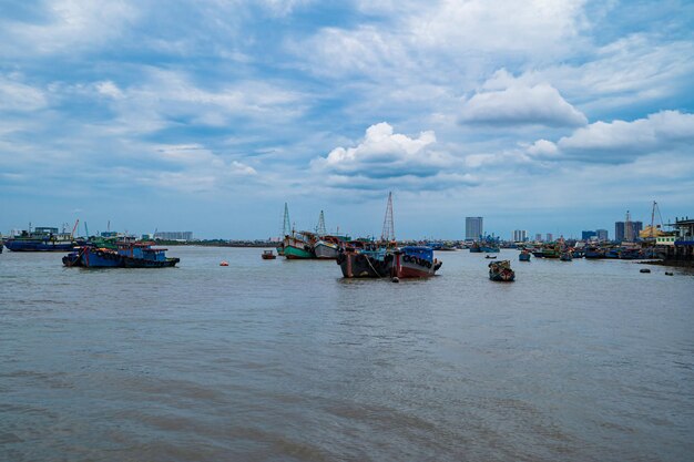 Um canto de uma fazenda de ostras e uma aldeia flutuante de pescadores na província de Ba Ria Vung Tau, no Vietnã