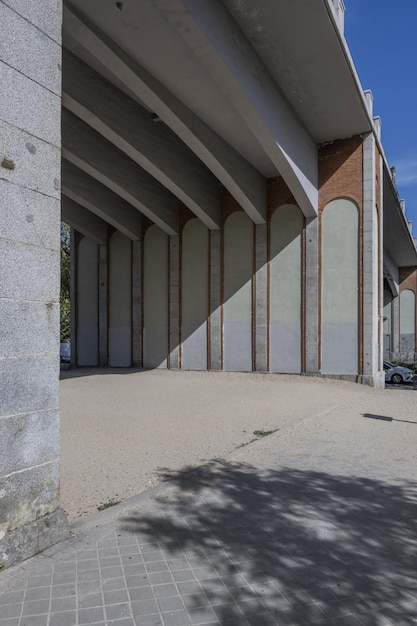 Um canto urbano com areia no chão sob as paredes de uma ponte