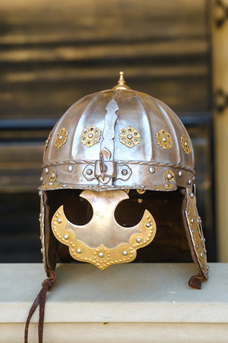 Foto um capacete de cavaleiro antigo com armadura. um conceito medieval