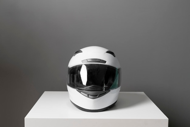 Um capacete de corrida simples branco para uso em automobilismo