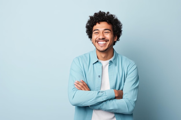 Foto um cara alegre com um pedaço de cabelo encaracolado e uma camisa azul vibrante radiante de alegria contagiante