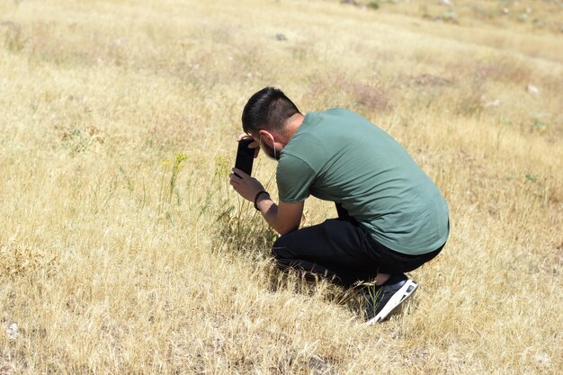 Foto um cara bonito na natureza, solitário, gay.