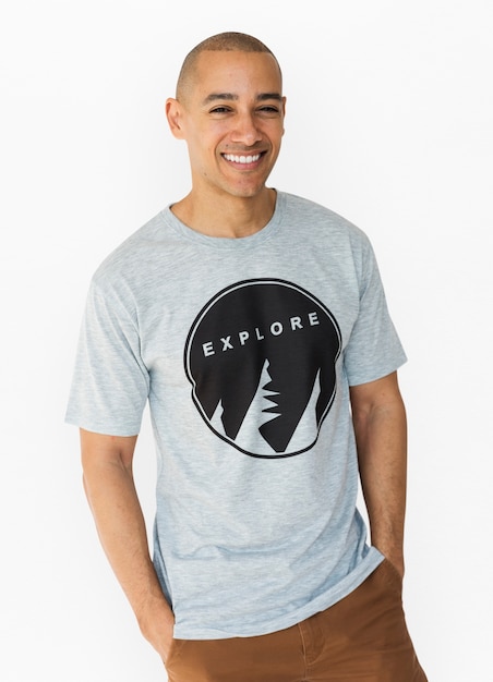 Um cara com uma camiseta de explorar
