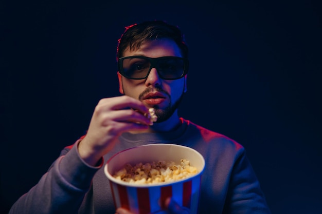 Foto um cara de óculos está assistindo a um filme esperando a estréia de uma foto de alta qualidade