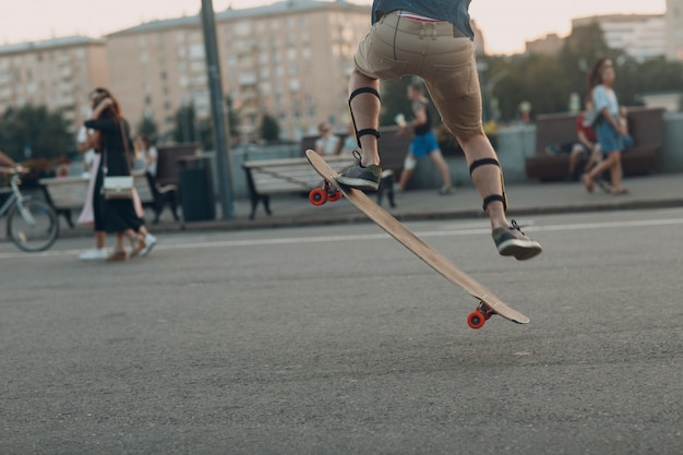 Um cara de skate faz o truque