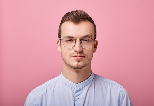 Um cara decente em uma camisa azul céu e óculos de computador