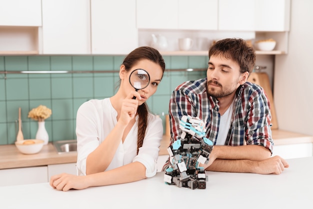 Um cara e uma garota estão posando na cozinha