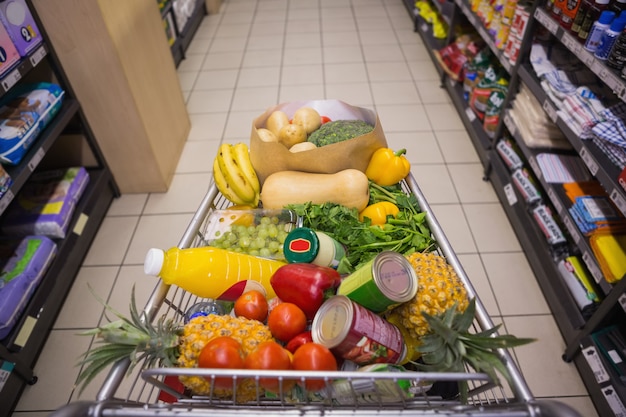 Um carrinho com comida saudável