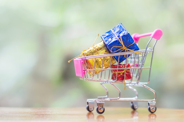 Um carrinho de compras cheio de decoração de natal