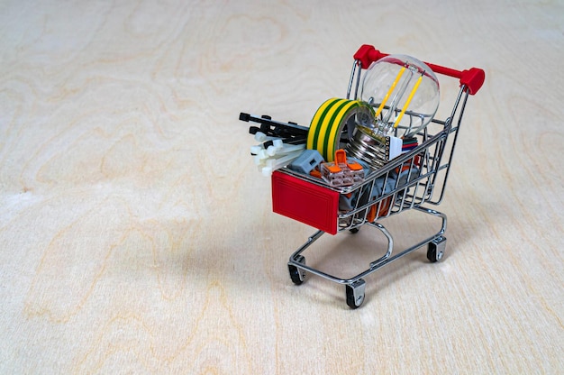 Um carrinho de compras com peças e componentes elétricos
