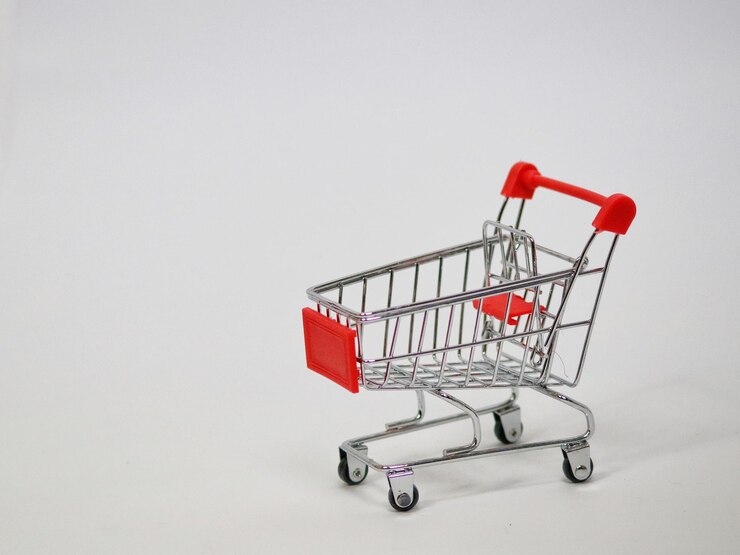 Foto um carrinho de compras com um cadeado é mostrado em um fundo branco.