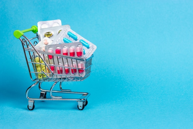 Um carrinho de supermercado cheio de suprimentos médicos Comprimidos em bolhas