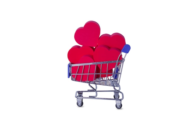 Um carrinho de supermercado com corações vermelhos e um espaço de cópia em um fundo branco