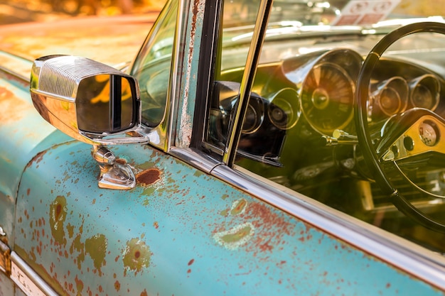 Foto um carro clássico único e bonito.