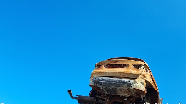 Foto um carro enferrujado com a palavra auto nele