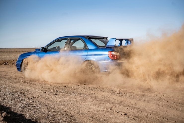 Foto um carro esporte de rally dirigindo na corrida de cascalho drit, velocidade rápida com respingos de lama