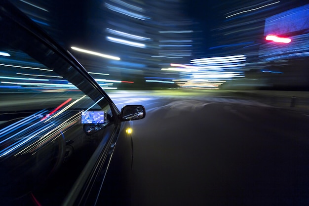 Um carro está a descer uma estrada à noite.