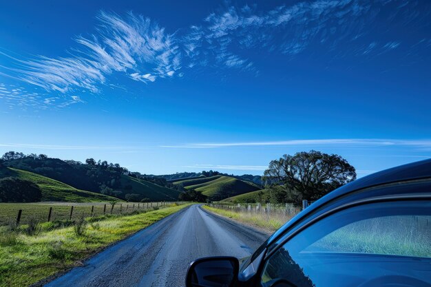 Foto um carro estacionado ao lado de uma estrada