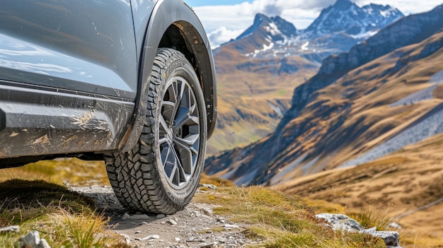 um carro estacionado em uma estrada rochosa nas montanhas