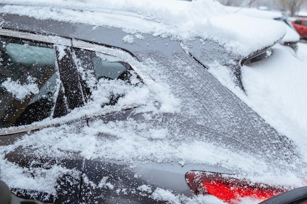 Um carro nevado após a queda de neve