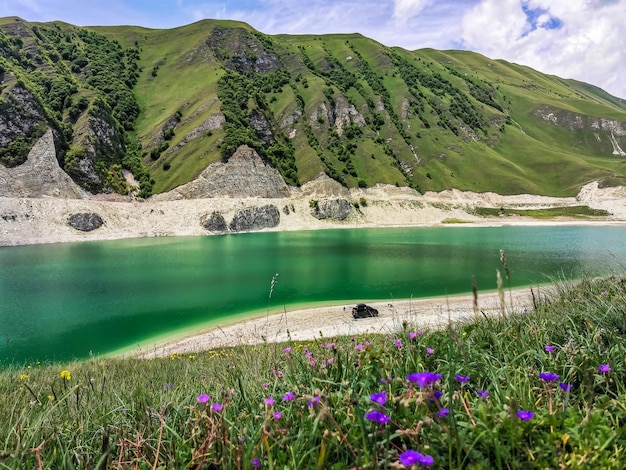 Um carro no fundo do Lago Kezenoyam nas montanhas do Cáucaso na Chechênia Rússia junho de 2021