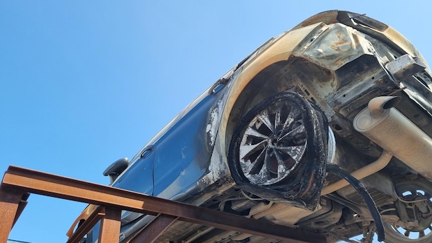 Foto um carro sendo levantado em um elevador