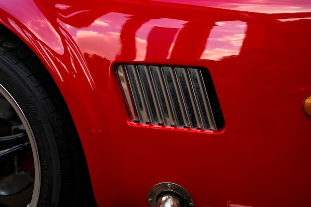 Um carro vermelho com uma abertura no centro da grelha.