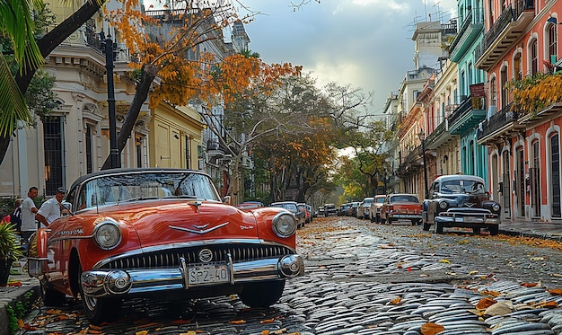 um carro vermelho está estacionado em uma rua de paralelepípedos