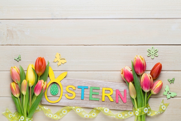 Um cartão de cumprimentos da primavera colorida com tulipas para a Páscoa, dia das mães.