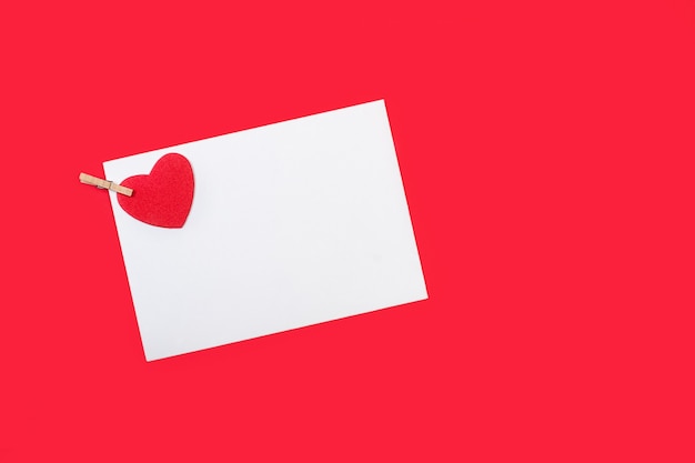 Um cartão de dia dos namorados com espaço de cópia em um fundo vermelho